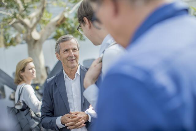 Reinhard Stocker der Geschäftsführer der Red Bull Hangar-7 GmbH beantwortet die Fragen der versamelden Medienvertreter.. | Foto: Hangar-7/Neumayr/Leopold