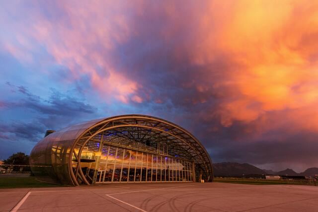 Malerischer Sonnenuntergang beim Hangar-7. | Foto: RB/Helge Kirchberger