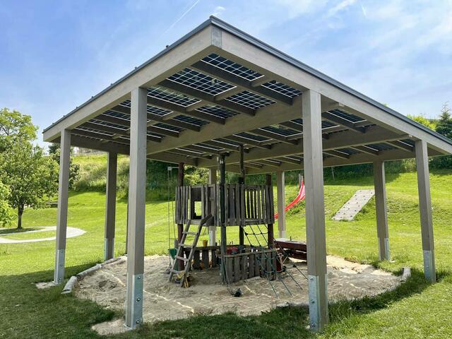Beim sonnengeschützten Kinderspielplatz in Mitterdorf an der Raab werden zwei Fliegen mit einer Klatsche geschlagen. Schatten wird gespendet und gleichzeitig wird Strom erzeugt. | Foto: Green Electrics