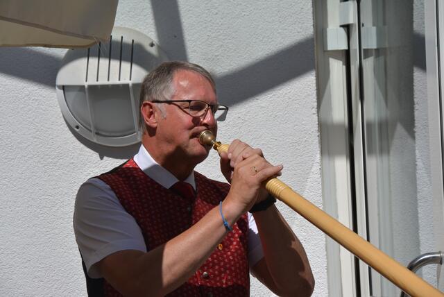 Georg Gappmayer: Musikbegleitung der Zeremonie mit Alphorn. | Foto: RegionalMedien
