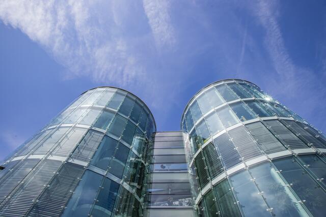 20 Jahre alt und moderner den je: der Hangar-7. Detailaufnahme. In den Doppelzylinder befindet sich der Members-club. | Foto: Hangar-7/Neumayr/Leopold
