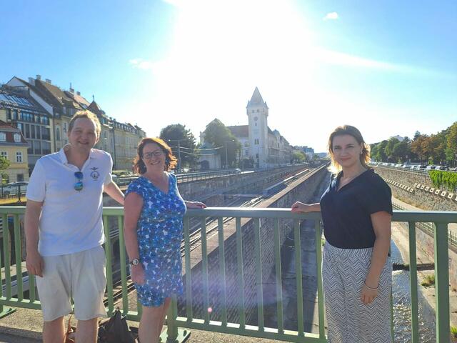 Harald Mader, Sissi Muth sowie Johanna Sperker (v.l.) wollen mehr Grün entlang der Wientalmauer. | Foto: Johanna Sperker