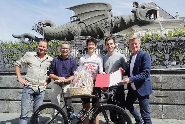 Paco Wrolich (RC KAC), Sportstadtrat Franz Petritz, Heimo Fugger, Bernhard Eisel (Ex-Radstar) und Landessportdirektor Arno Arthofer bei der Urkundenübergabe. | Foto: Benny Bürger