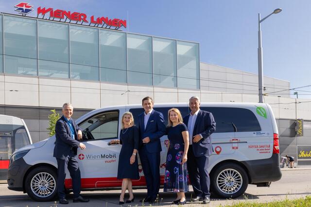 V.l.n.r.: Josef Taucher, SPÖ-Klubvorsitzender im Wiener Gemeinderat und Landtag, Monika Unterholzner, Geschäftsführerin Wiener Lokalbahnen, Peter Hanke, Stadtrat für Finanzen, Wirtschaft, Arbeit, Internationales und Wiener Stadtwerke, Alexandra Reinagl, Geschäftsführerin Wiener Linien, Ernst Nevrivry, Bezirksvorsteher Donaustadt. | Foto: Wiener Linien / Alexandra Gritsevskaja