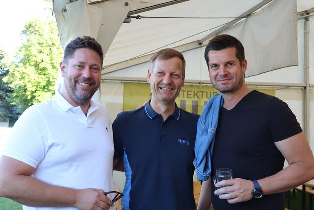 Markus Kurzmann, der Vereinspräsident Johann Hums und Andreas Fitzthum beobachten gespannt das Spiel. | Foto: Lea Staudinger
