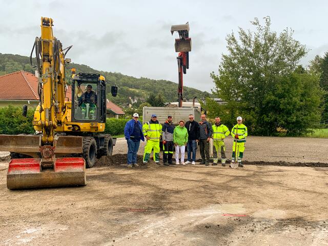 Bürgermeisterin Josefa Geiger, Bauamtsdirektor Gerald Frischengruber, GGR Martin Mühlbacher gemeinsam mit dem Bauteam von Pittel+Brausewetter. | Foto: Marktgemeinde Sieghartskirchen