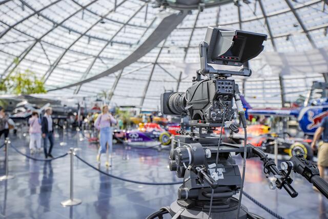 Mehrere Kameras nehmen die Sendungen im Studio Hangar-7 auf. | Foto: Hangar-7/Neumayr/Leopold