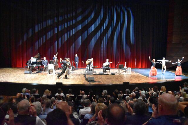 Ein musikalisches Feuerwerk, ganz nach dem Motto "Ritmo de la Vida", erwartete Besucher und Besucherinnen zur Eröffnung von "La Guitarra Erl" im Festspielhaus.  | Foto: Barbara Fluckinger