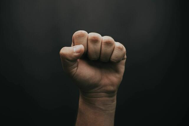 Mittels Betonschirmständer und Schlägen mit der nackten Faust versuchte ein Mann Freitagnacht in ein Geschäft in der Leopoldstadt einzubrechen. (Symbolfoto) | Foto: Luis Quintero/Unsplash
