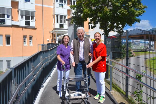 Auch Jennifer (links) und Valentina freuen sich mit Bewohner über den neuen Garten. | Foto: RegionalMedien