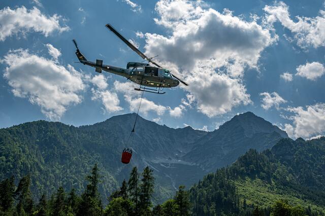 Per Taubergung wurden die Verletzten und ins Salzkammergut Klinikum Bad Ischl gebracht. | Foto: TEAM FOTOKERSCHI / RAUSCHER (Symbolfoto)