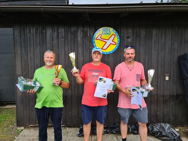 Das Siegerbild mit Gewinner Herbert Dietrich (MFC-Lienz, Mitte), Martin Haslinger (MFC-Hallwang, rechts) und Peter Dietrich (MFC-Lienz, links) | Foto: Markus Kozubowski