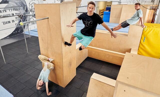  Im "Bewegungsdschungel" gibt es ein Riesentrampolin, Luftkissen, eine Hindernislandschaft, Ninja-Parcours und mehr. | Foto: Ape Academy