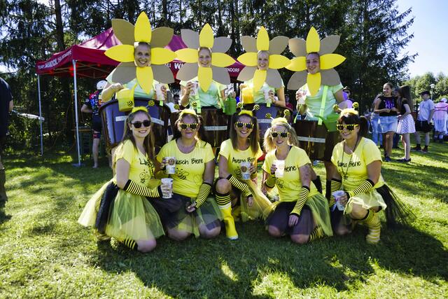 Von Bienen und Blumen die Susis mit 2 mal Julia, Nathi, Sophie und Lisa