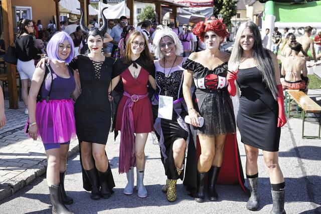Nicht ganz jugendfrei, die Bösen Mösen Elisabeth, Melanie, Mely, Susi, Viktoria und Sabrina