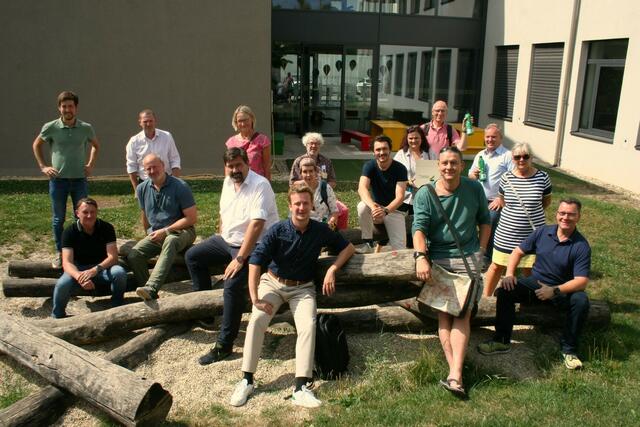 Die Exkursionsteilnehmer der KEM „Zukunftsraum Wienerwald“ in Siersdorf, wo ein über hundert Jahre altes Schulgebäude nach klimaaktiven Gebäudestandards saniert wurde. | Foto: KEM Zukunftsraum Wienerwald