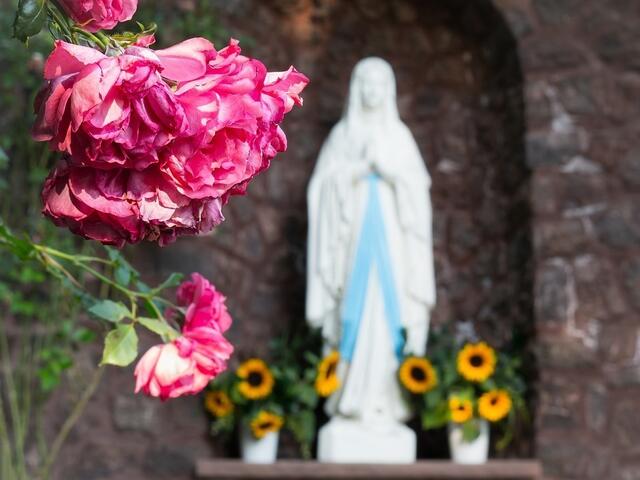 Der Glaube der Katholikinnen und Katholiken besagt, dass Maria nach ihrer Bestattung in einem steinernen Grab von Christus in den Himmel gerufen wurde. | Foto: pixabay.com