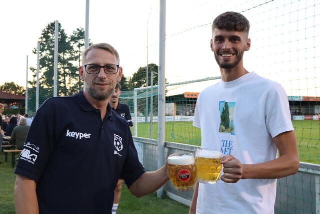 Nach dem Spiel gönnen sich Michael Gausterer und Jürgen Dorfmeister vom SC Katzelsdorf eine kühle Erfrischung. | Foto: Lea Staudinger