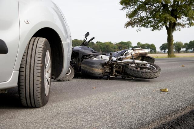 Bei einer Kollision zwischen Pkw und Motorrad wurde der Motorradlenker schwer verletzt. (Symbolfoto) | Foto: stock.adobe.com/at/Ewa Leon