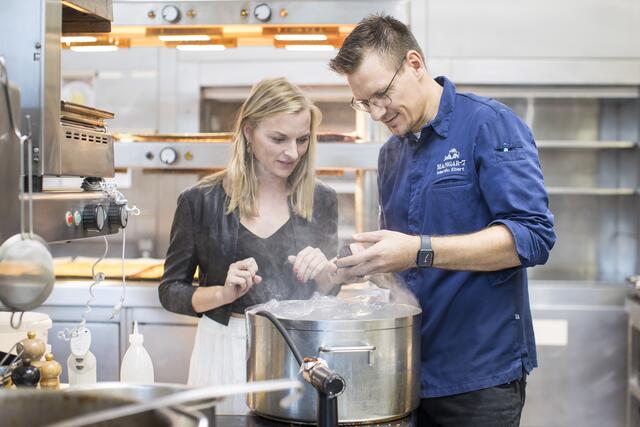  "Die Idee eines monatlich wechselnden Gastkochs war gewagt, aber hat sich am Ende durchgesetzt", so Martin Ebert, der Küchenchef vom Restaurant Ikarus. | Foto: Hangar-7/Neumayr/Leopold