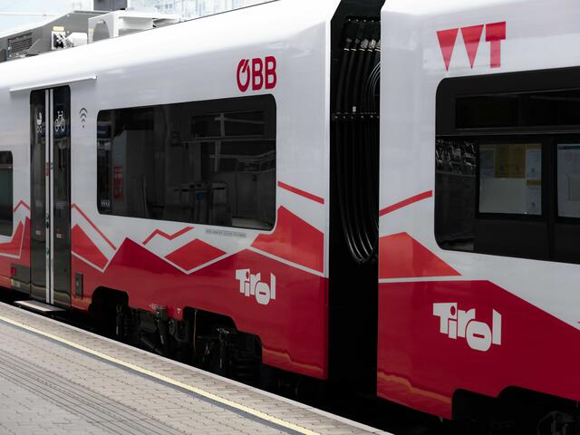 Passend zur Tiroler Landschaft zieren die Züge außen rote Berge vor weißem Hintergrund. | Foto: ÖBB/Kaser