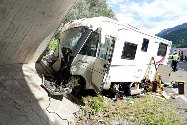Aus bisher ungeklärter Ursache krachte der Italiener mit seinem Wohnmobil gegen die rechte Seite des Tunnelportals. | Foto: Zoom Tirol