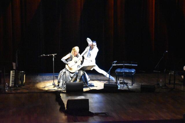 Sängerin und Gitarristin Julia Malischnig mit Flamencotänzer Elías Morales Pérez. | Foto: Barbara Fluckinger