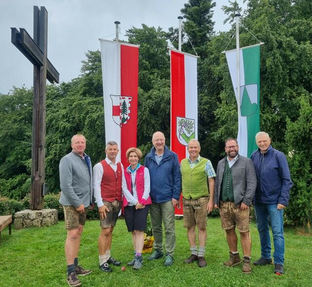 Von links: Gerhard Egger, Matthias Altmann (ÖVP Gemeindeparteiobmann Köstendorf), Bundesrätin Andrea Eder-Gischthaler, Karl Zallinger, Bgm. Wolfgang Wagner (Köstendorf), Hannes Neumayr (ÖAAB Obmann Schleedorf) und LAbg. Josef Schöchl. | Foto: Schöchl