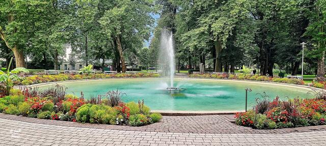 ........die Fontäne kommt nach oben .....