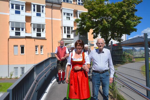 Maggie Wieland und Georg Gappmayer begleiten Bewohner in den Garten | Foto: RegionalMedien