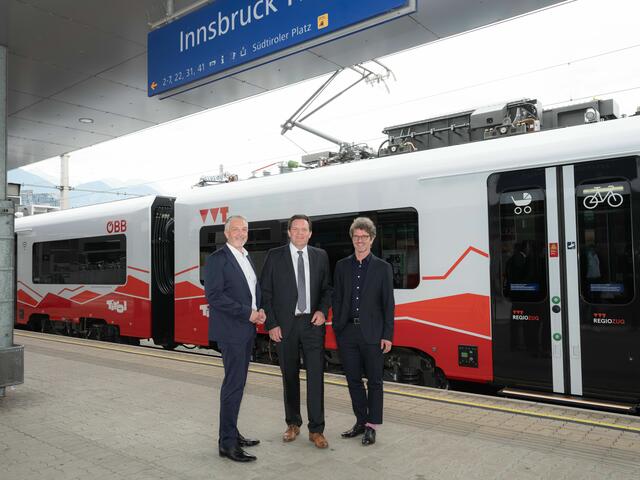 Werner Dilitz (ÖBB), LR Rene Zumtobel und Alexander Jug (VVT) empfingen den ersten Cityjet am Hbf Innsbruck | Foto: ÖBB/Kaser