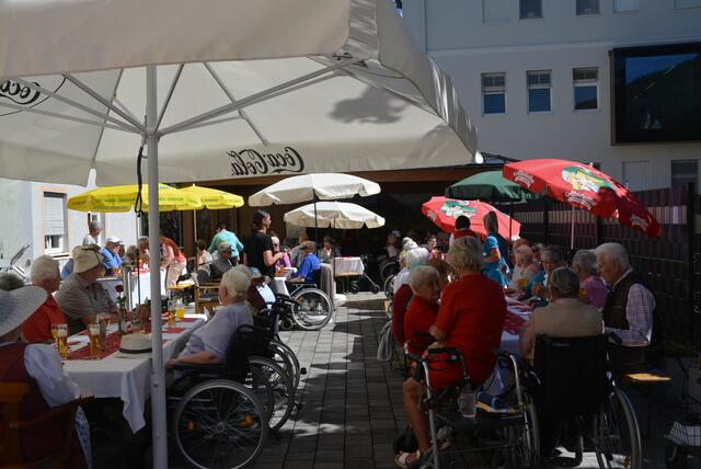 Bewohnerinnen und Bewohner des Seniorenwohnheims St. barbara waren bei der Eröffnung dabei. | Foto: RegionalMedien