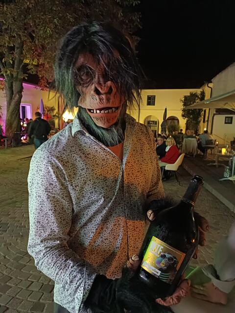 Pascal Giefing mit einer Flasche Prosecco "WTF BUBBLES"