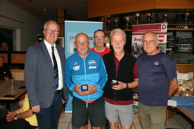 Bezirksmeister Johann Ebner aus Windhaag und Franz Haslinger aus Freistadt mit Bürgermeister Christian Gratzl (l), Bezirkssportreferent Herbert Wiesinger (r) und Ortssportreferent Engelbert Haider (mh).