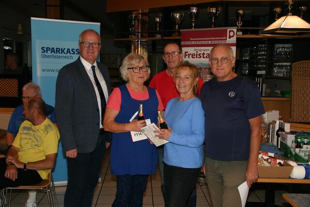 Dritte wurden Emma Haubner aus Freistadt und Rosemarie Denk aus Rainbach mit Bürgermeister Christian Gratzl (l), Bezirkssportreferent Herbert Wiesinger (r) und Ortssportreferent Engelbert Haider (mh).