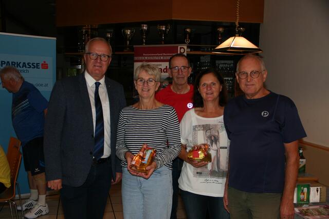 2. Rang erkämpften die Kefermarkterinnen Manuela Hochedlinger und Gerda Höfer mit Bürgermeister Christian Gratzl (l), Bezirkssportreferent Herbert Wiesinger (r) und Ortssportreferent Engelbert Haider (mh).