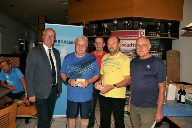 Den dritten Platz belegten Peter Mittermayr aus Freistadt und Josef Friesenecker aus Rainbach mit Bürgermeister Christian Gratzl (l), Bezirkssportreferent Herbert Wiesinger (r) und Ortssportreferent Engelbert Haider (mh).