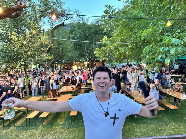 Franky Leitner brachte noch bei Tageslicht Stimmung in den Garten.  | Foto: Tamara Himsl