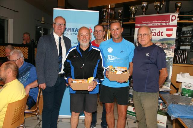 Den zweiten Platz erkämpften die Pregartner Johann Gross und Sascha Geisinger mit Bürgermeister Christian Gratzl (l), Bezirkssportreferent Herbert Wiesinger (r) und Ortssportreferent Engelbert Haider (mh).