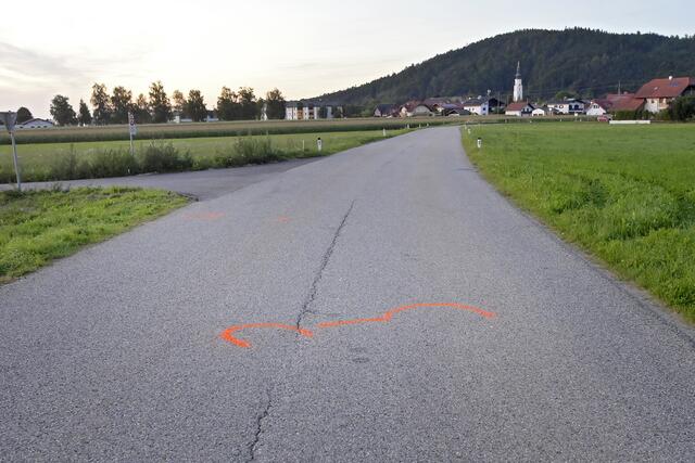 Als der Autofahrer nach links in die Sportstraße einbog, kam es zum Zusammenstoß mit dem entgegenkommenden Motorradlenker. | Foto: Fotostudio Manfred Fesl