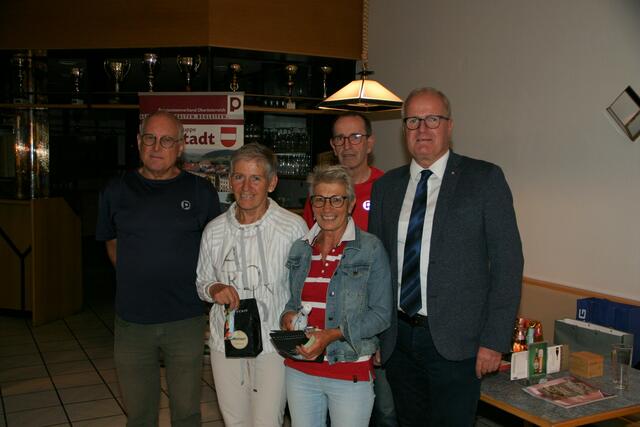 Bezirksmeisterinnen Brigitte Kern aus Unterweitersdorf und Helga Fitzinger aus St. Oswald mit Bürgermeister Christian Gratzl (l), Bezirkssportreferent Herbert Wiesinger (r) und Ortssportreferent Engelbert Haider (mh).