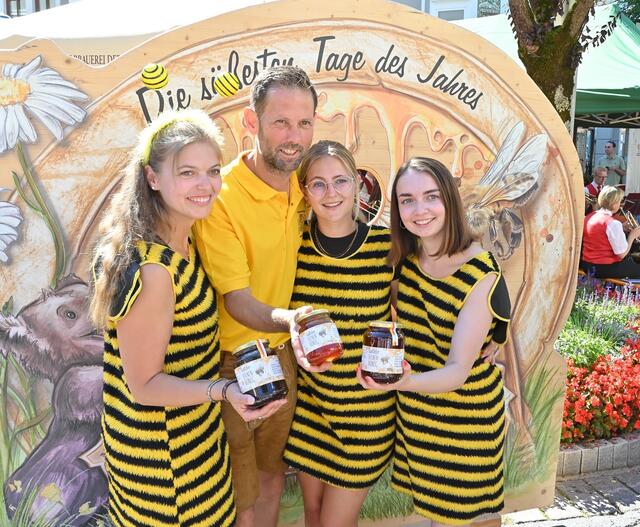 Obmann Arno Kronhofer mit einigen süßen Bienen beim Honigfest Hermagor | Foto: Hans Jost