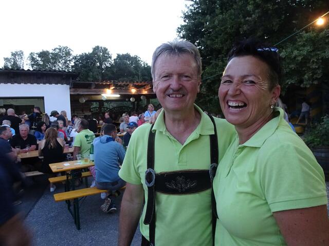 Kurt und Elisabeth Löffler vor der Festkulisse. | Foto: Peter Sattler