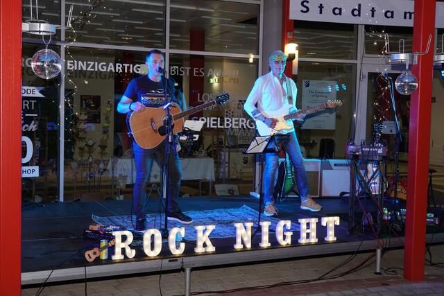 Heimo Schneidler und Mandy Oberle - besser bekannt als die Gruppe 2tgeist - sorgten mit einer großen Auswahl an Rockklassikern und Hits für gute Stimmung im Publikum. | Foto: Michael Blinzer
