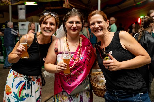 Waltraud mit Braut Kathrin und Sigrid | Foto: Florian Kronawitter/zema-medien.de