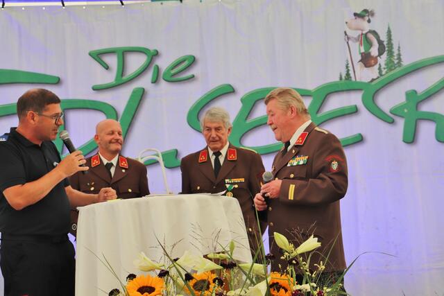 Moderator Gregor Waltl und Robert Krenn mit den beiden Kommandanten a.D. Siegfried Fassolter und Peter Zeiller. | Foto: Edith Ertl