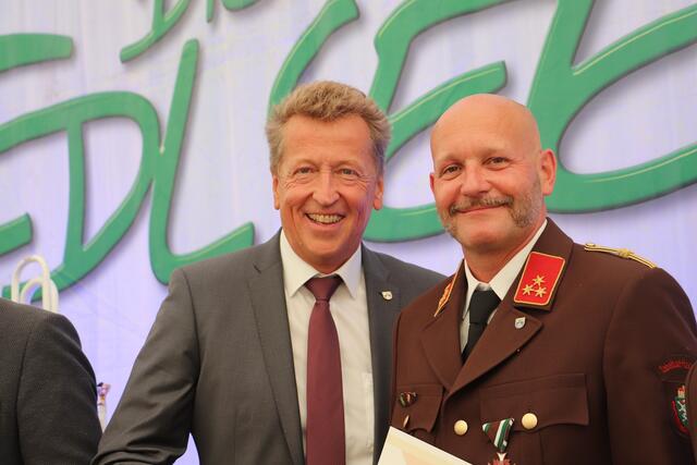 Bgm. Hubert Holzapfel und HBI Robert Krenn, der mit dem Verdienstzeichen 3. Stufe ausgezeichnet wurde. | Foto: Edith Ertl