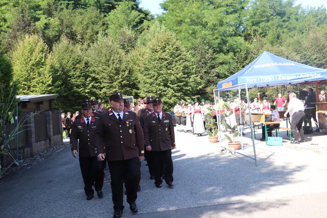 Einmarsch der Florianis aus den Feuerwehren Dobl, Pirka-Windorf, Unterpremstätten, Wundschuh, Zettling, Zwaring-Pöls, Hitzendorf, Berndorf und einer Abordnung aus Kärnten.  | Foto: Edith Ertl
