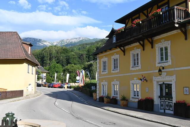 Die Straßenfront des Raxalpenhofes