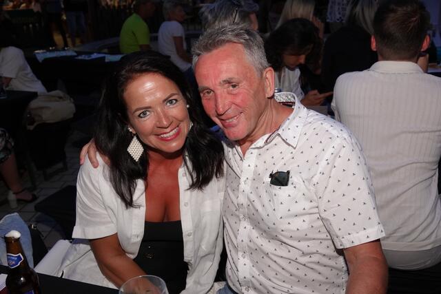 Wo es gute Live-Musik gibt, ist auch Fritz Diechler mit seiner Mirella nicht weit. | Foto: Michael Blinzer